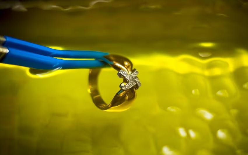 Verlobungsring im Ultraschallbad reinigen - BREEDIA