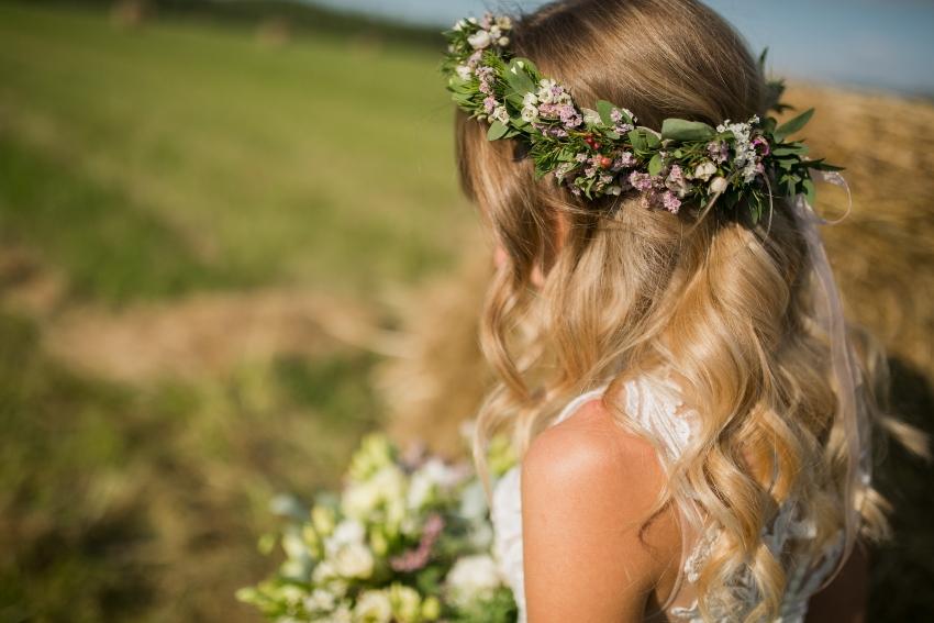 Bruid met boeket en bloemenkrans