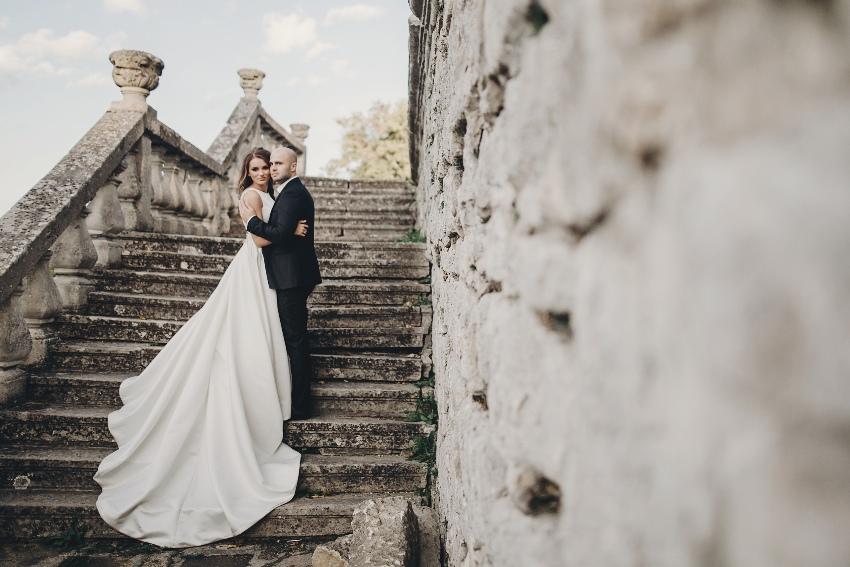Bruidspaar bij een kasteel