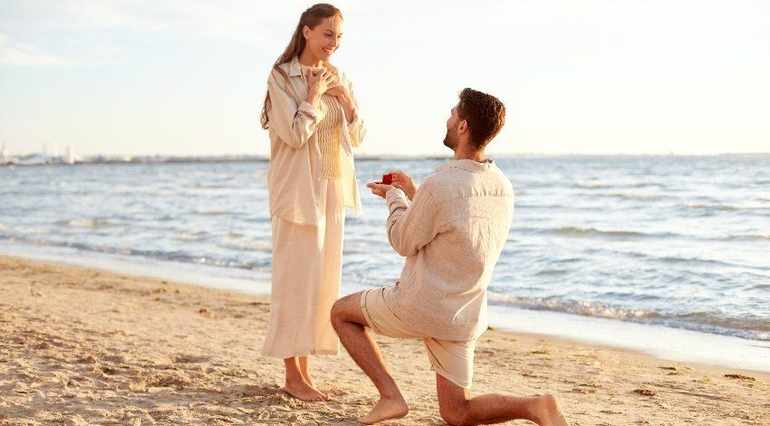 Huwelijksaanzoek op het strand