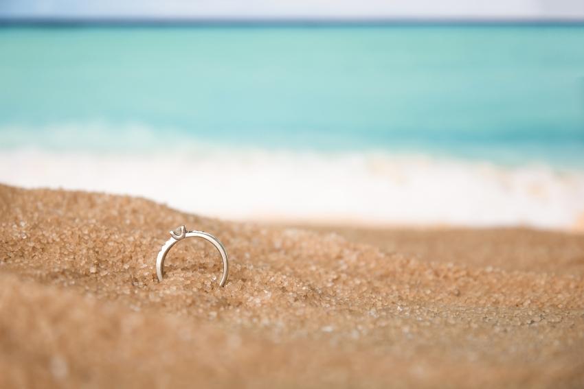 Verlovingsring in het zand