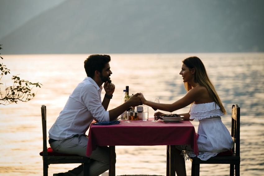 Paar in het restaurant op het strand