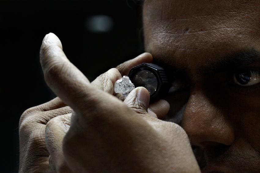 Man onderzoekt diamant - 4 C's van diamanten