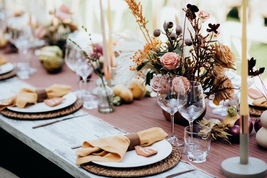 Gedekte tafel met bloemen voor de bruiloft