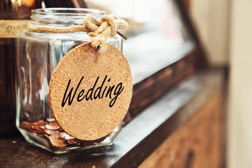 Glas met kleingeld en het opschrift "wedding"