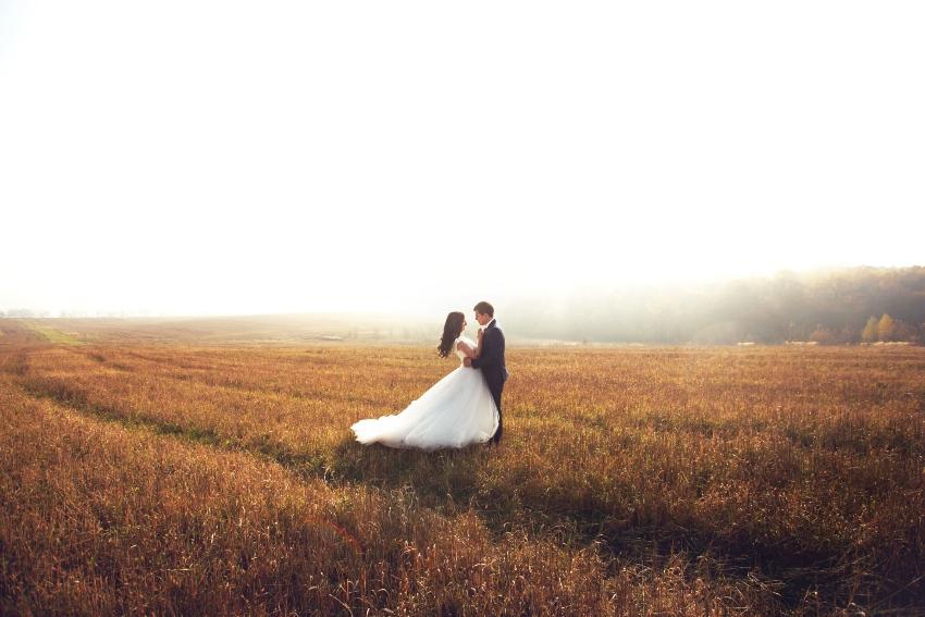 Een bruidspaar tijdens een fotoshoot in de herfst