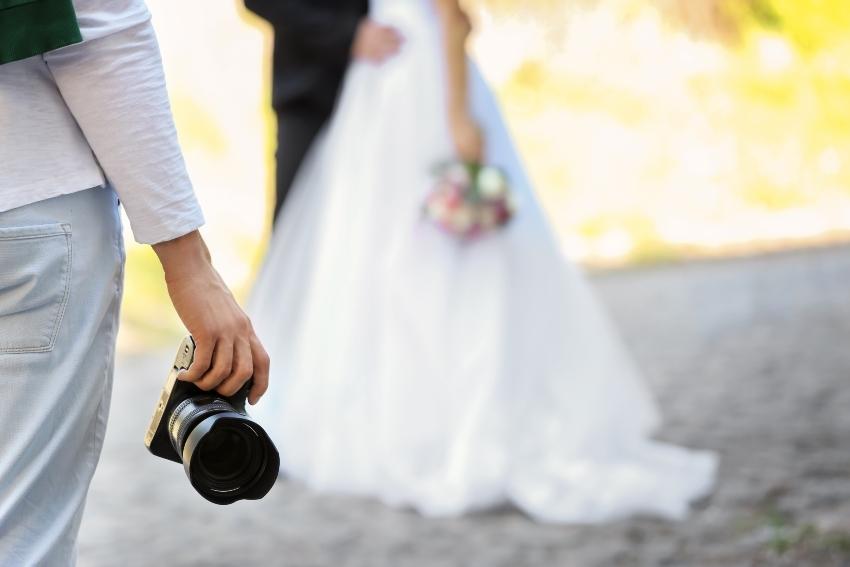 bruidspaar wordt fotografeert van trouwfotograaf