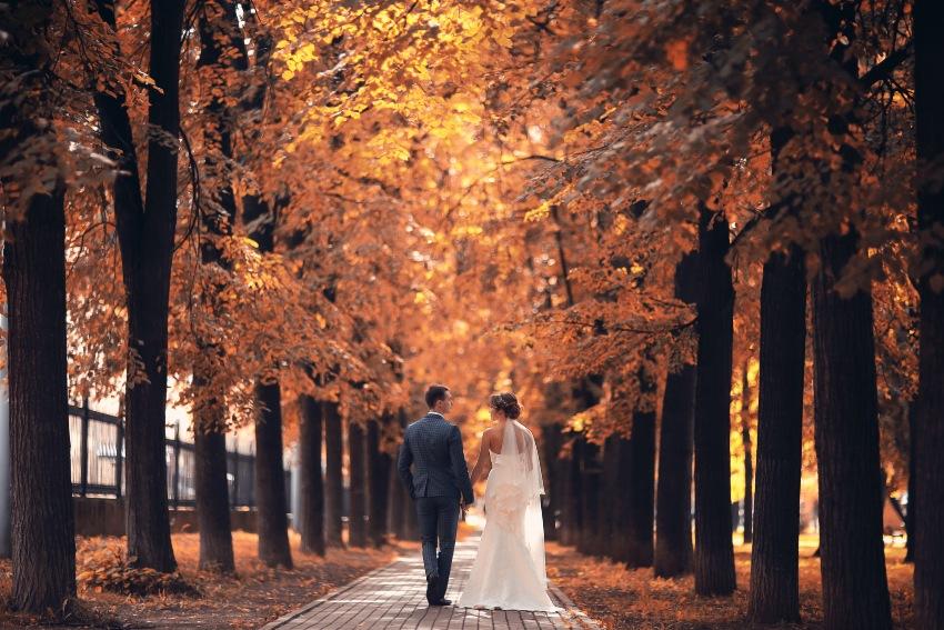 bruidspaar in een park vor herfst bruiloft