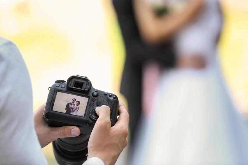 Camera met foto van een bruidspaar - trouwfotograaf