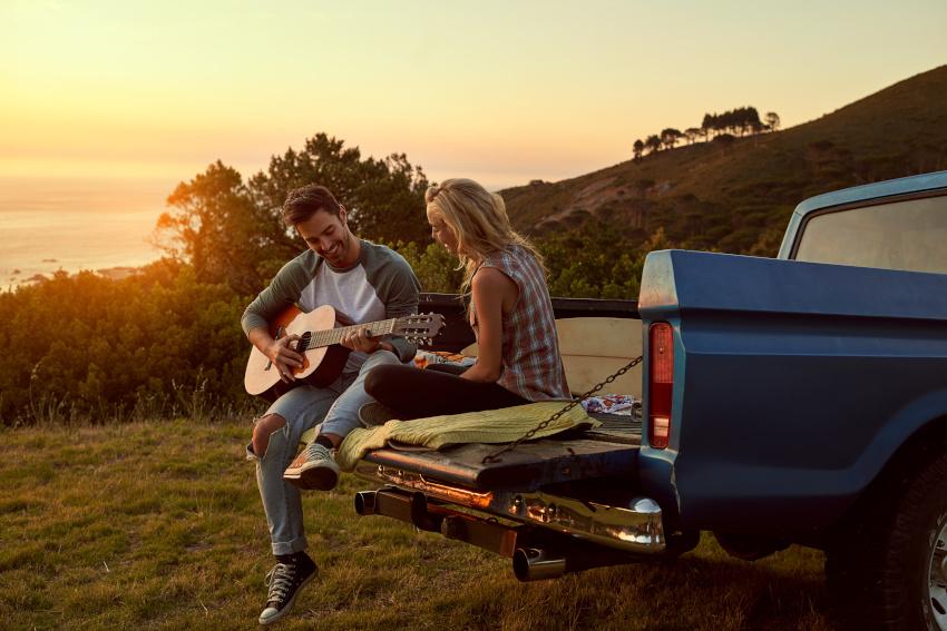 Man speelt iets op de gitaar voor zijn vriendin - Speciale huwelijksaanzoeken