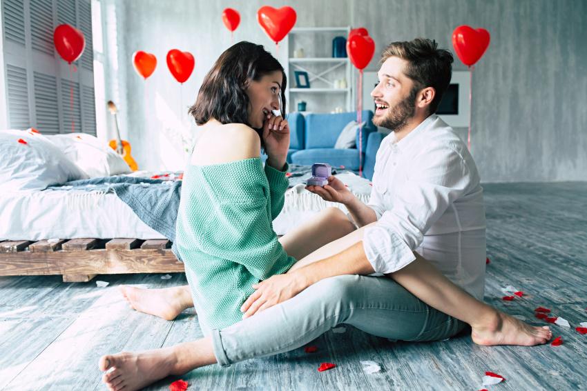 Man vraagt vrouw ten huwelijk temidden van hartballonnen - Speciale huwelijksaanzoeken